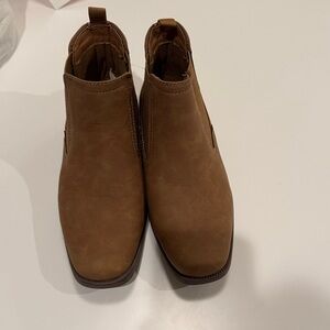 Boys Perry Ellis brown low top boots, never worn, size 2.5